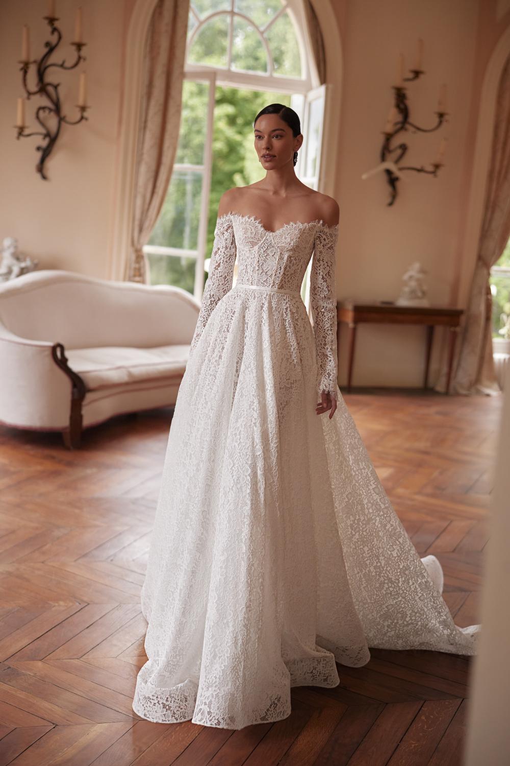 Nadčasový minimalizmus, čistota línií a luxus ukrytý v detailoch. Svadobné šaty, svadobný salón, svadobný salón Bratislava, Svadobné trendy, princeznovské svadobné šaty