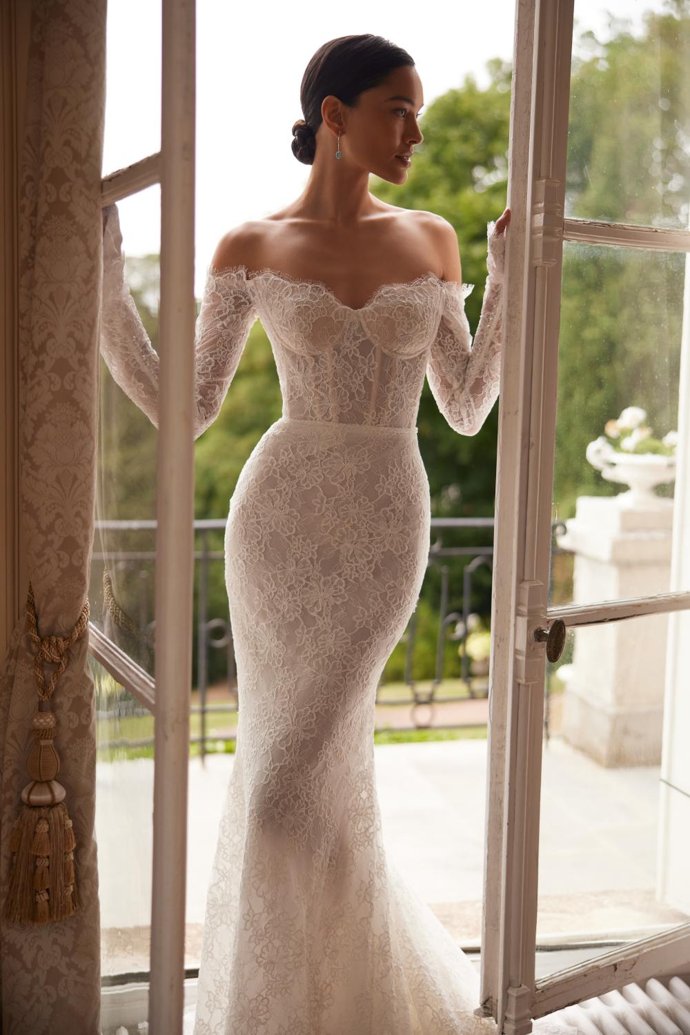 Dramatické detaily, úzke ženské siluety a zmyselný šarm. Nadčasový minimalizmus, čistota línií a luxus ukrytý v detailoch. Svadobné šaty, svadobný salón, svadobný salón Bratislava, Svadobné trendy