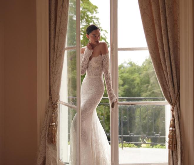 Dramatické detaily, úzke ženské siluety a zmyselný šarm. Nadčasový minimalizmus, čistota línií a luxus ukrytý v detailoch. Svadobné šaty, svadobný salón, svadobný salón Bratislava, Svadobné trendy